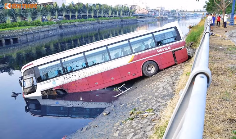 Khoảng 5h sáng ngày 22/3, chiếc xe khách 50 chỗ đang lưu thông trên đại lộ Võ Văn Kiệt, đến đoạn thuộc phường 7, quận 6, TP HCM (hướng từ huyện Bình Chánh về hầm vượt sông Sài Gòn) thì bất ngờ mất lái, tông hàng loạt dải phân cách thép... Sau đó chiếc xe tông gãy lan can bảo vệ và lao thẳng xuống kênh Tàu Hủ - Bến Nghé.