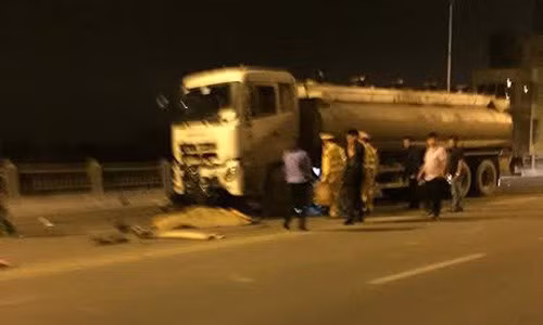 Khoảng 23h (22/3) tại cầu Vĩnh Tuy (Hà Nội) đã xảy ra vụ tai nạn giao thông nghiêm trọng giữa một xe bồn và xe máy làm 3 người tử vong tại chỗ. Hiện trường vụ tai nạn (Ảnh: Trần Thường).