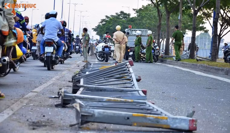Tài xế và phụ xe đã nhanh chóng rời khỏi xe và thoát nạn trong gang tấc. Ảnh khu vực xảy ra tai nạn.