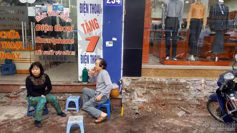 Khi đường Xã Đàn được làm xong nhà bà Hiền số 254 đã chủ động hạ thấp nền nên chỉ cách mặt đường khoảng 20-30cm nhưng vẫn khó khăn cho khách vào.