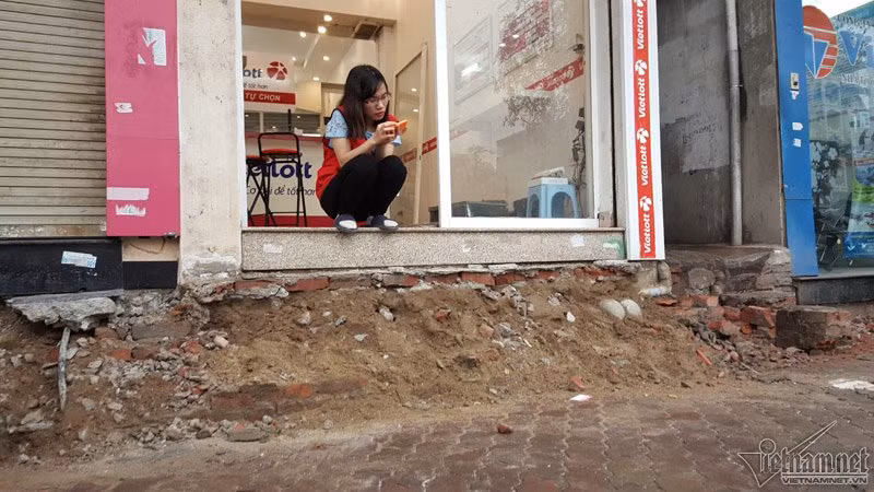 Bậc tam cấp lấn chiếm bị phá dỡ, một cửa hàng gặp nhiều khó khăn khi đi lại, hiện nền nhà cách vỉa hè khoảng 0,8 mét. Nhà ông Phạm Lê Sức (chủ nhà 210, Xã Đàn) cho biết: đường Xã Đàn làm từ 2005, khi làm đường các hộ dân ở đây đã tự nguyện hiến đất, nhưng vì đường cao hơn nhà nên phải xin cốt đường. Đường hạ xuống 19cm, nhà thì lại cao lên, người dân ở đây phải xây thêm bậc thềm để trẻ em và người già đi lại.