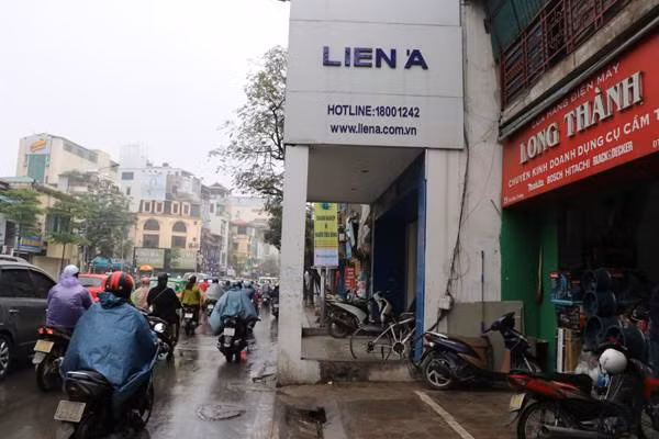 Trên phố Tôn Đức Thắng còn duy nhất 1 nhà có trụ bê tông ra sát vỉa hè. Trước băn khoăn tại sao số nhà 27 Tôn Đức Thắng có trụ bê tông, cốt thép "ôm trọn vỉa hè" vẫn được tồn tại, Chủ tịch UBND quận Đống Đa Nguyễn Song Hào cho biết, quận đã có chủ trương lập dự án để giải phóng mặt bằng diện tích “ôm trọn vỉa hè” này.