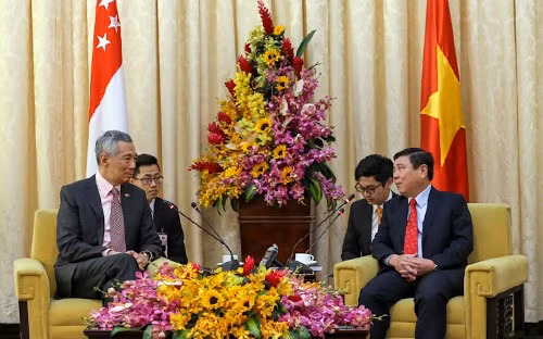 Chủ tịch Nguyễn Thành Phong cho biết ông vui mừng được đón tiếp Thủ tướng Lý đến thăm và làm việc tại TP HCM, khẳng định chính sách nhất quán của Việt Nam là coi trọng tăng cường, mở rộng quan hệ hữu nghị với Singapore, cả trên cơ sở song phương lẫn đa phương vì lợi ích của nhân dân hai nước và hòa bình, ổn định, phát triển trên thế giới. Ảnh: VnEconomy.
