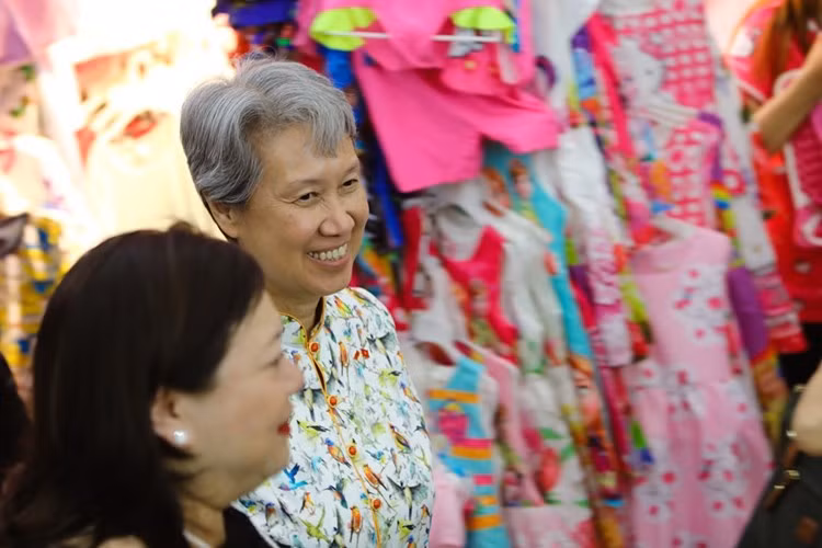 Cũng trong chiều ngày 21/3, bà Ho Ching, phu nhân Thủ tướng Singapore Lý Hiển Long, đã đến thăm quan một trung tâm mua sắm ở quận 1, TP HCM. Thủ tướng và phu nhân sẽ có 4 ngày tại Việt Nam, với những hoạt động tại TP HCM và Hà Nội. Ảnh: Zing.