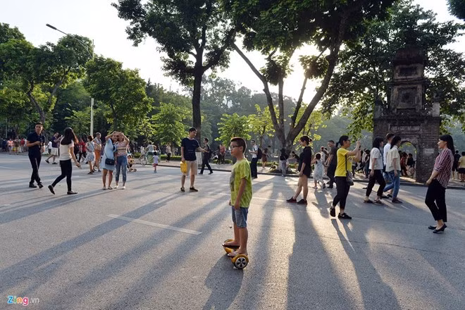 Tháng 2/2013, một dự án xây dựng "đại lộ danh vọng" ở Hồ Gươm cũng vấp phải sự phản đối của dư luận. Thông tin đăng tải trên báo Lao Động cho biết, theo các phương án xây dựng, chỉnh trang khu vực trung tâm, phần vỉa hè phía tây trục phố Đinh Tiên Hoàng nằm sát cạnh Hồ Gươm, kéo dài từ tháp Hòa Phong tới Nghi môn đền Bà Kiệu được đề xuất xây dựng “Tuyến đường ghi danh”. Tuyến đường này dự kiến sẽ được lát đá và khắc tên những danh nhân, nghệ sĩ, nhà khoa học, nhà nghiên cứu... có đóng góp lớn cho sự phát triển của Hà Nội. Ảnh phố đi bộ hồ Gươm (nguồn ảnh: Zing).