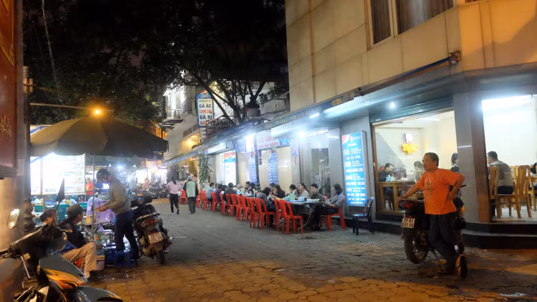 Phố ẩm thực gọn gàng hiếm thấy.