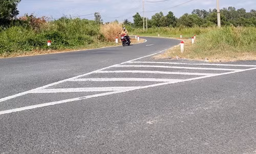 Phuc kich bat ke sam so nu sinh tren duong den truong