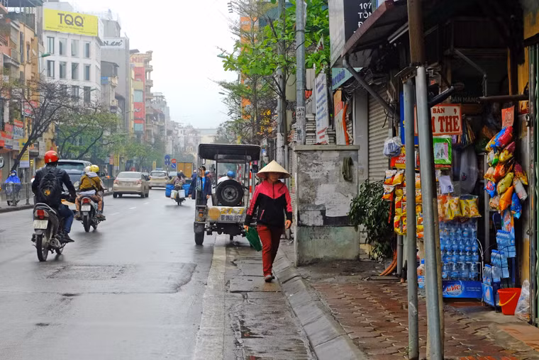 Công ty Điện lực Đống Đa cho biết, đơn vị đã làm việc với các cơ quan chức năng về việc di chuyển tủ điện trên vỉa hè. Do chưa tìm được khu vực để di chuyển các tủ, bốt điện nên công tác di chuyển đang chờ thông tin thông báo.