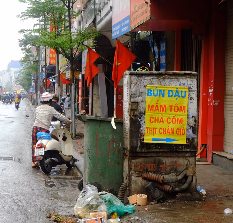 Các bốt điện này cũng trở thành nơi tập kết rác, gây mất mỹ quan.