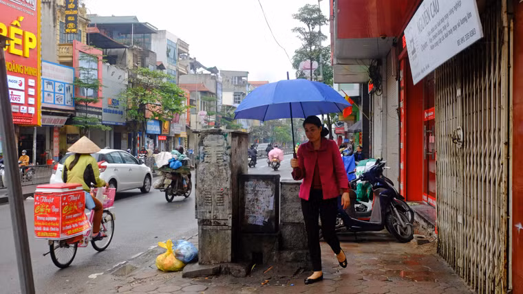 Vỉa hè chật chội, một phần dành cho việc đỗ xe, một phần bị các bốt điện, tủ điện chắn, người đi đường chỉ còn cách đi vòng, đi tránh hoặc xuống lòng đường để đi.