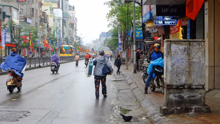 Tình trạng người đi bộ xuống lòng đường vì vỉa hè bị chắn lối được ghi nhận trên phố Nguyễn Lương Bằng (Đống Đa, Hà Nội).