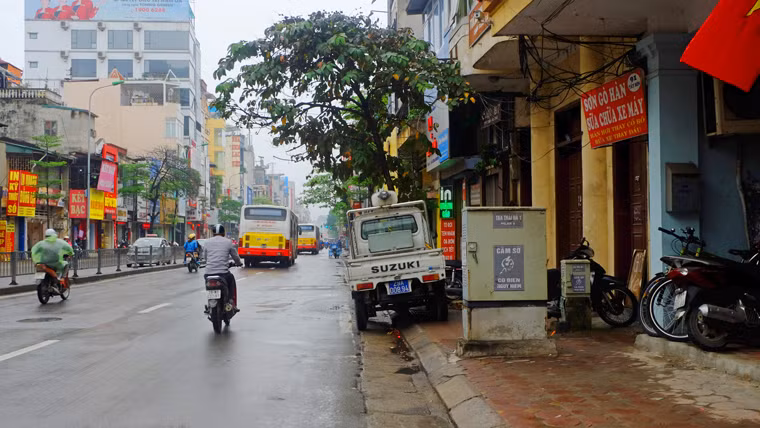 Chị Nguyễn Thái Trinh (28 tuổi, nhà ở khu Đoàn Thị Điểm - Đống Đa) cho biết: "Ngày nào mình cũng đi qua đoạn đường Nguyễn Lương Bằng, nhiều khi không biết đi lối nào vì tủ điện, xe cộ chặn hết vỉa hè rồi. Có cả những dây cáp điện lộ thiên, rất đáng sợ".