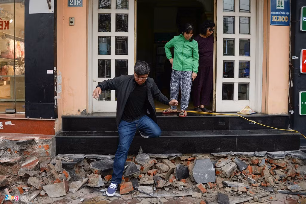 Nhiều người phải nhảy xuống vì cửa nhà khá cao.