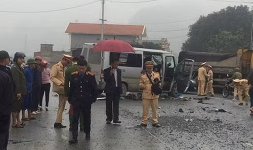 Ngay sau khi nhận được tin báo về vụ tai nạn nghiêm trọng trên, ông Nguyễn Xuân Đông, Chủ tịch UBND tỉnh Hà Nam đã trực tiếp đến hiện trường chỉ đạo giải quyết vụ tai nạn giao thông.