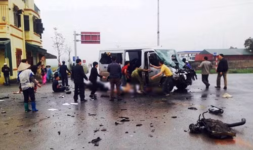 Hien truong kinh hoang vu dam xe 17 nguoi thuong vong o Ha Nam-Hinh-2