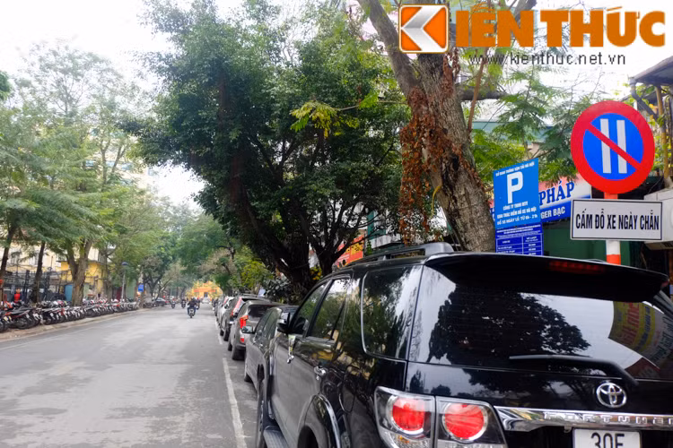 Theo Sở giao thông Hà Nội, cùng với phố Dã Tượng, phố Nguyễn Gia Thiều, đơn vị sẽ khảo sát, lấy ý kiến triển khai đỗ xe theo ngày chẵn, lẻ ở phố Thi Sách, Hàn Thuyên (quận Hai Bà Trưng).