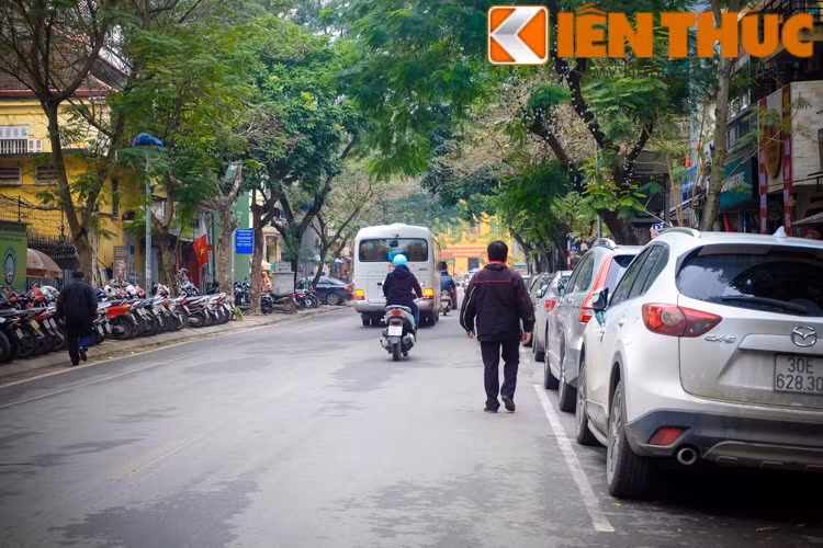 Trước phố Nguyễn Gia Thiều, phố Dã Tượng cũng được chọn làm nơi thí điểm đỗ xe theo ngày chẵn lẻ. Theo quy định, các phương tiện đỗ dọc theo lề đường có khoảng cách từ vạch kẻ đến mép vỉa hè là 1,8m. Ảnh các phương tiện đỗ dọc lề đường phố Dã Tượng.