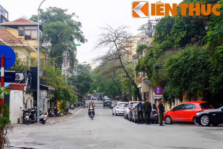 Lực lượng chức năng hướng dẫn và nhắc nhở người dân đỗ xe theo đúng quy định.