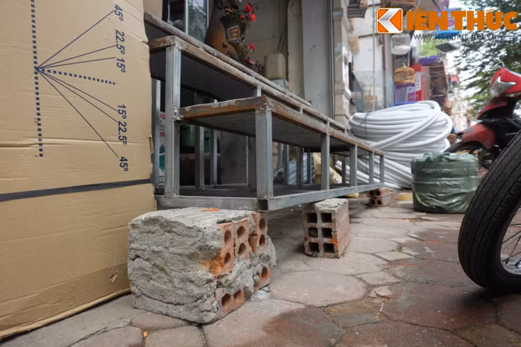 Gạch đá được sử dụng để kể cho các bậc tam cấp mới.