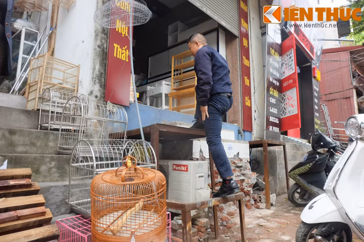 Và khoảng cách của mỗi bậc thang cao tới 50-60cm, gây khó khăn cho việc bước lên, bước xuống.