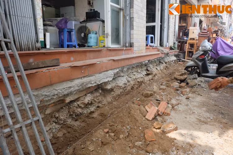 Hà Nội bước sang tuần thứ 3 tiếp tục chiến dịch giành lại vỉa hè cho người đi bộ. Các lực lượng chức năng đã đập bỏ bậc tam cấp, nhà hàng, gara ô tô - xe máy... lấn chiếm vỉa hè, lòng đường tại nhiều khu vực Xã Đàn, Hoàng Hoa Thám, Văn Cao, Nghiêm Xuân Yêm.