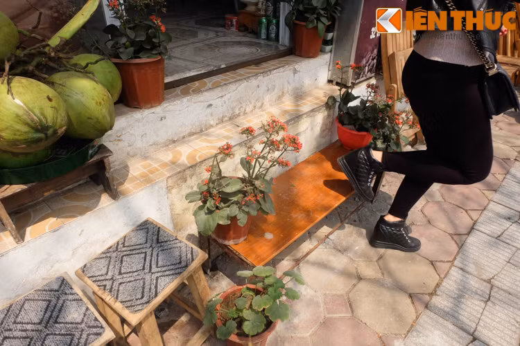Một cửa hàng trên đường Văn Cao (Ba Đình - Hà Nội) đã đặt thêm các chậu hoa lên bậc tam cấp để trang trí.
