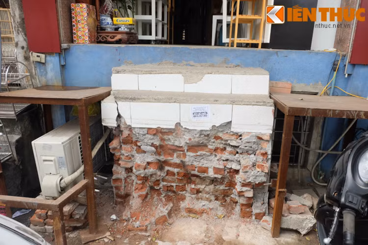 Nhiều hộ có khoảng cách từ vỉa hè lên tới nền nhà gần lút đầu người, vì thế, việc đi lại vô cùng khó nhọc.