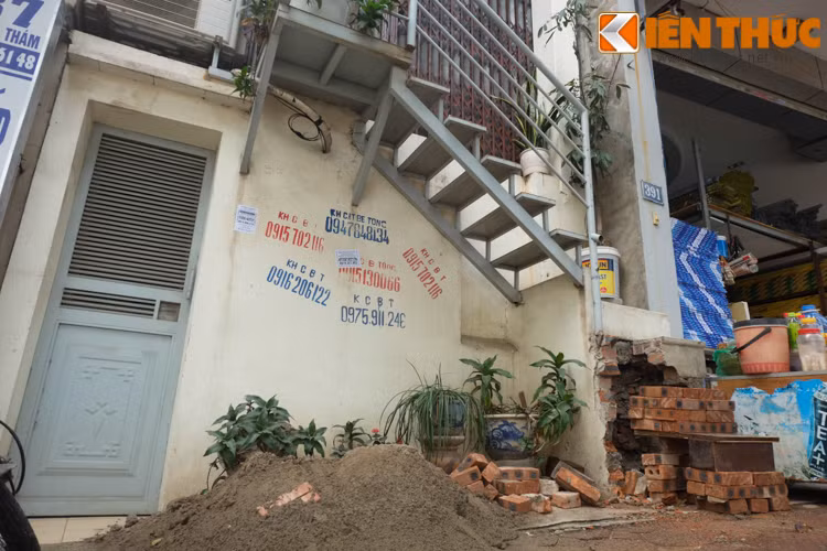 Lối lên của một căn nhà cũng bị đập bỏ phần lấn chiếm vỉa hè.