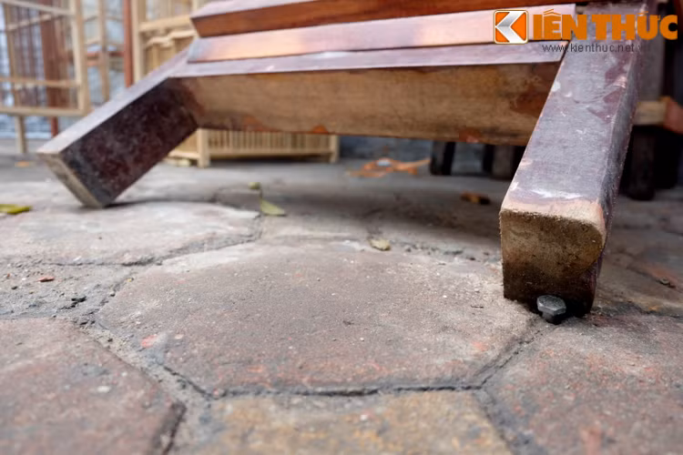 Chiếc thang gỗ tự chế để trèo lên nhà được gia chủ cố định bằng đinh để trống trơn trượt khi có người đi phía trên.