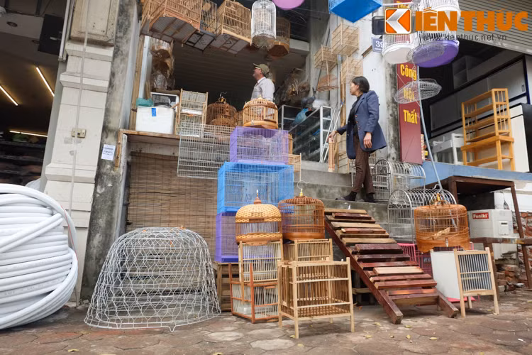 Ghi nhận của phóng viên Kiến Thức, sau khi hàng loạt bậc tam cấp lấn chiếm trên đường Hoàng Hoa Thám bị phá dỡ, nhiều ngôi nhà cao hơn vỉa hè từ 1,5 - gần 2m.