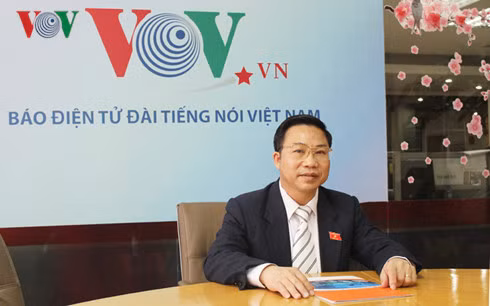 Doanh nghiep tang xe tien ty cho dia phuong: Du luan nghi ngo co co so?