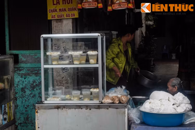 Bên cạnh những chiếc bánh đã được nấu chín, các cửa hàng cũng bán thêm bột nếp sống để làm bánh.