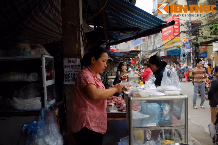 Chủ cửa hàng bánh luôn tay phục vụ khách.
