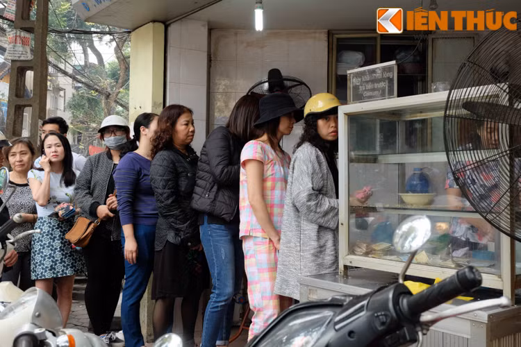 Dòng người xếp hàng mua bánh trôi bánh chay cúng Tết hàn thực ngày càng đông.