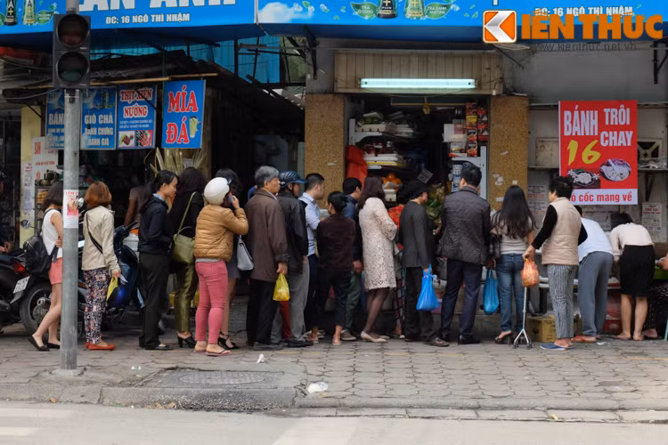 Anh: Nguoi Ha Noi xep hang dai mua banh troi banh chay