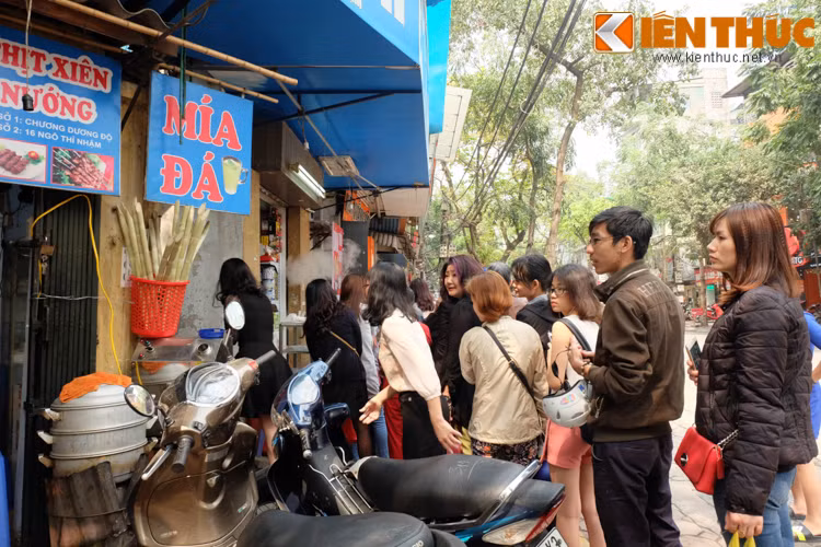 Thậm chí phải chờ đến 30 phút song các thực khách đều rất kiên nhẫn. Chị Mai Anh (36 tuổi, nhà ở phố Huế) vui vẻ cho biết: "Năm nào tôi cũng ra cửa hàng này mua bánh vì hương vị ăn hợp miệng. Chỉ có điều phải xếp hàng hơi lâu thôi".