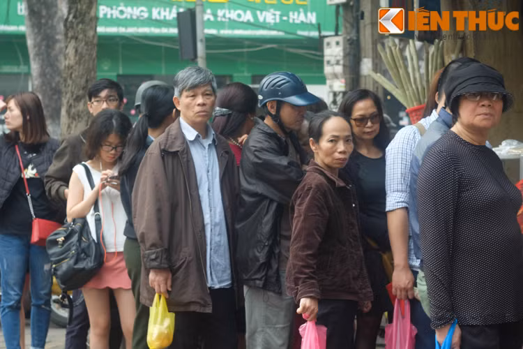 "Hàn thực" nghĩa là "đồ ăn lạnh", theo phong tục Trung Quốc, người dân phải kiêng đốt lửa ba ngày và chỉ ăn đồ ăn nguội đã nấu sẵn. Tuy nhiên, khi về Việt Nam, phong tục này đã có nhiều biến đổi.
