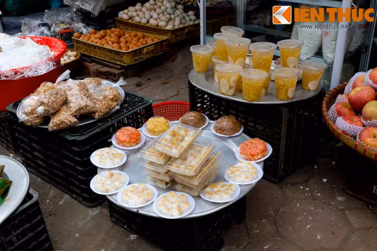 Tuy có nguồn gốc từ Trung Quốc nhưng Tết Hàn thực của người Việt vẫn mang những sắc thái riêng. Vào ngày này, nhiều gia đình mua đường, đậu xanh, bột nếp, vừng... về tự làm bánh trôi, bánh chay.