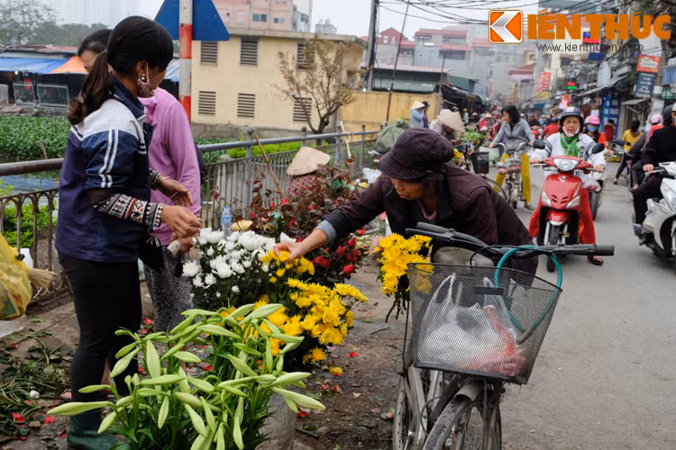 Người dân thường chọn hoa cúc, hoa hồng để cắm lên bàn thờ tổ tiên.