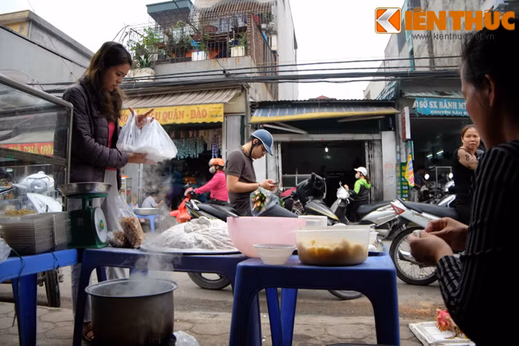 Bánh trôi được nặn bằng bột nếp, bọc nhân đường. Bánh nặn xong, được thả vào nồi nước sôi. Bánh chìm xuống rồi nổi lên, vớt ra và ngâm trong nước nguội để bánh không dính vào nhau, sau đó bày vào đĩa. Đĩa bánh trôi sẽ được rắc thêm mấy hạt vừng rang thơm. "Ba chìm, bảy nổi, chín lênh đênh".