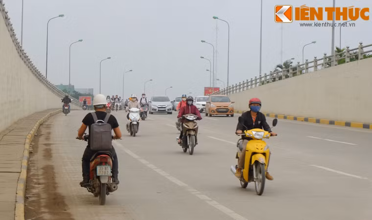 Dòng xe "rồng rắn" đi ngược chiều tại hầm chui hiện đại bậc nhất Thủ đô.