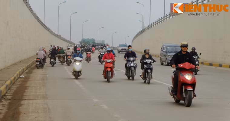 Dòng xe lao đi vun vút, bất chấp nguy hiểm tính mạng.