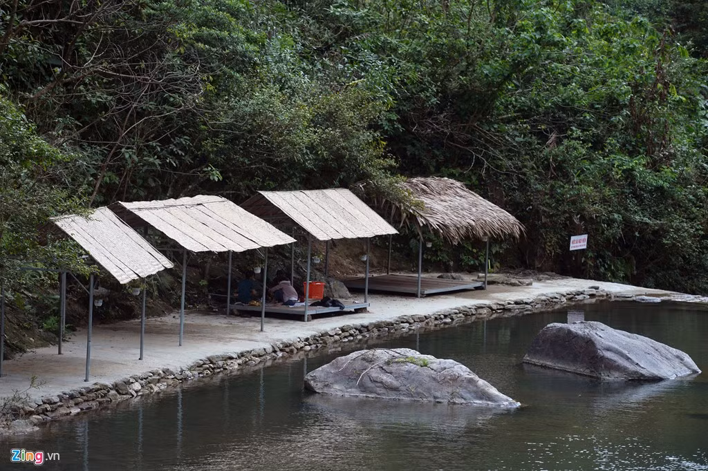 Những chiếc chòi lợp mái sẵn sàng phục vụ khách phương xa tới ăn uống, văn nghệ, đàn hát cả ngày.