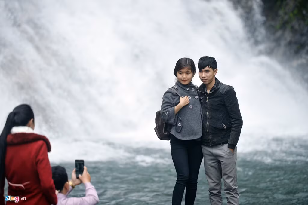 Nhiều đôi lứa cũng tìm đến đây để in dấu kỷ niệm.