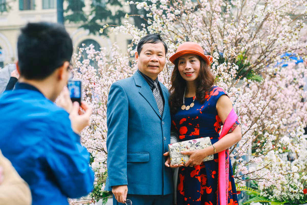 Theo quan sát của phóng viên Kiến Thức, trong ngày đầu mở cửa lễ hội cho người dân thăm quan, không có hiện tượng chen lấn, hái hoa, bẻ cành. Hoa được bảo quản cẩn thận nên bung nở đúng dịp lễ hội.