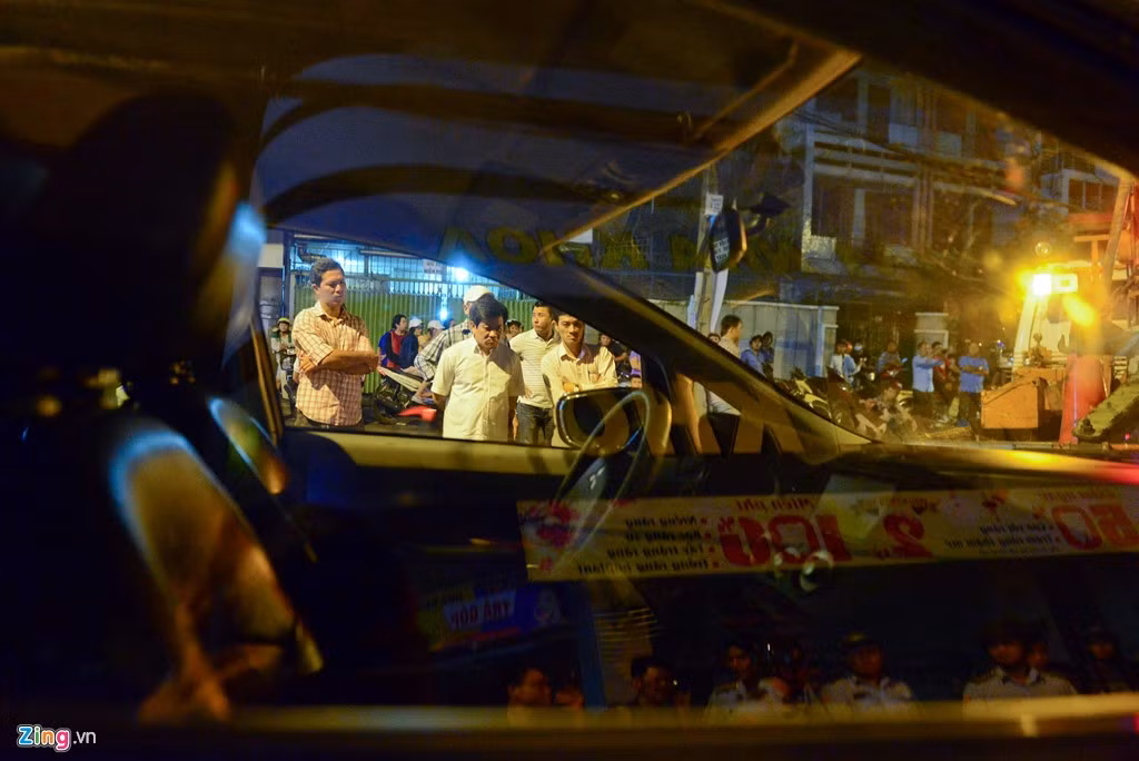 Gần 23h ngày 9/3, Phó chủ tịch quận 1 vẫn tiếp tục kiểm tra các tuyến đường thường xuyên có ôtô đậu trái phép, các nhà hàng ăn uống phục vụ khách ăn khuya lấn chiếm vỉa hè.