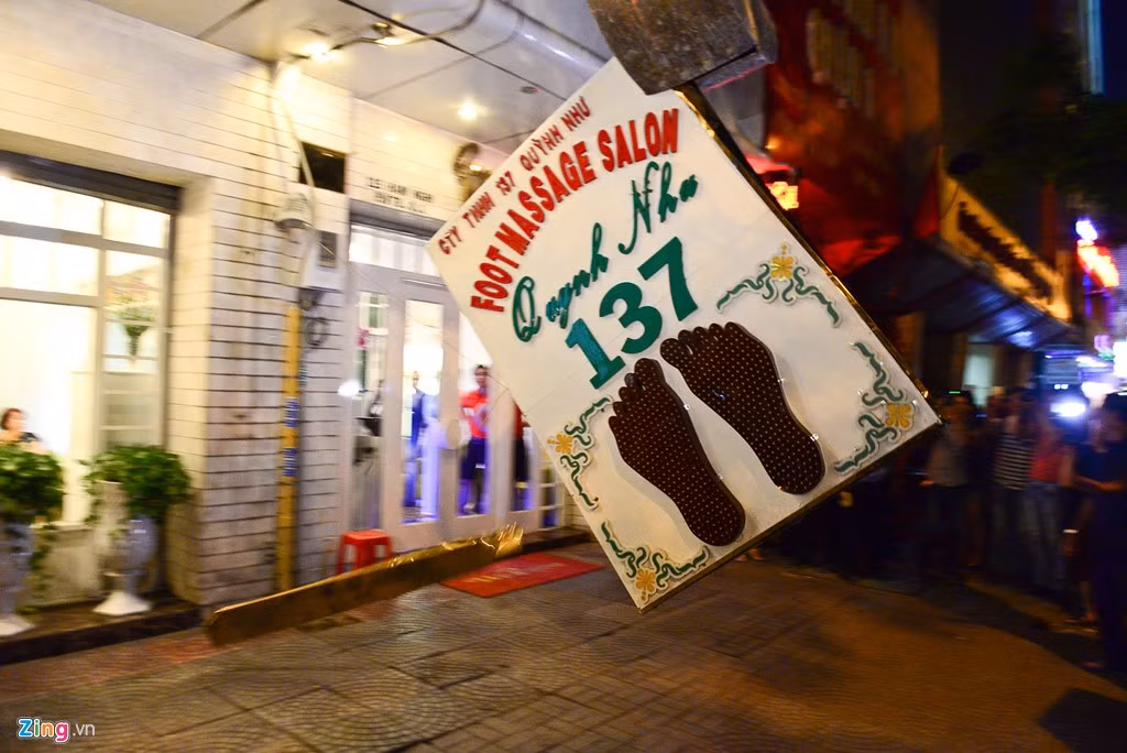 Chủ tiệm cho rằng bảng hiệu được treo lên lâu rồi nhưng không có cơ quan chức năng nào đến nhắc nhở nên không đồng ý để lực lượng chức năng tháo dỡ. Người phụ nữ này giải thích thêm việc treo bảng hiệu lấn chiếm vỉa hè tưởng không vi phạm pháp luật, chứ nếu biết vi phạm thì sẽ không bao giờ làm.