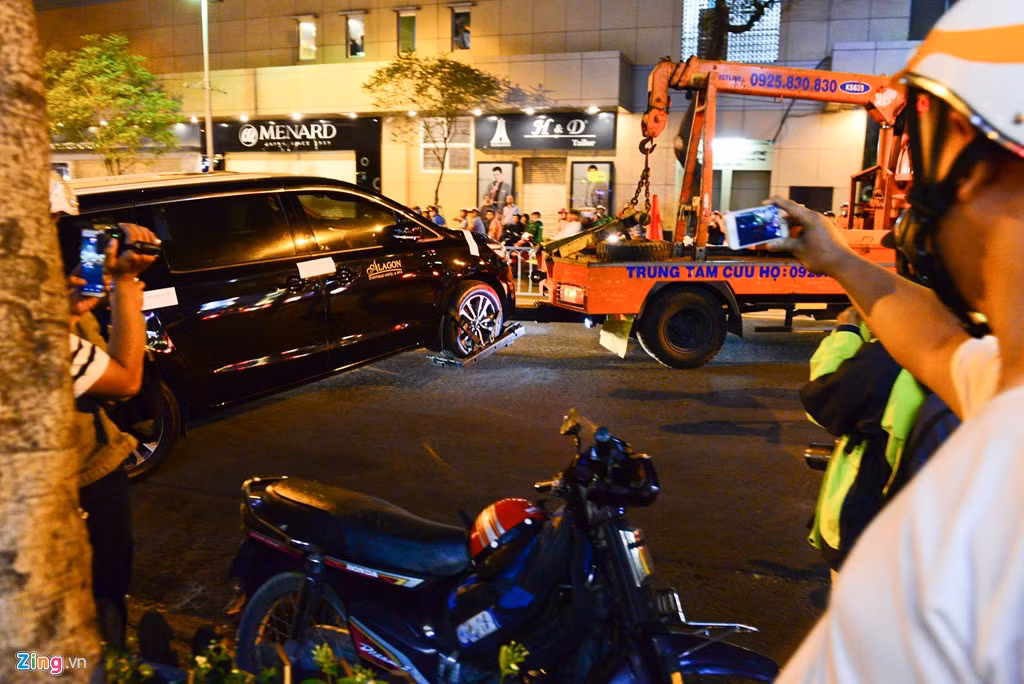 Theo quy định, mỗi ôtô đậu trái phép trên vỉa hè sẽ bị phạt 700.000 đồng, cộng thêm phí cẩu xe và phí bãi đỗ ở kho nên mỗi trường hợp vi phạm, chủ xe phải tốn gần 2 triệu đồng.