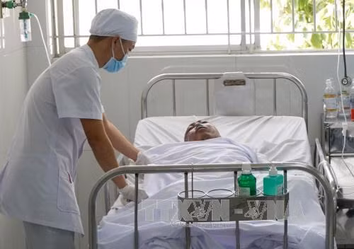 Ngày 14/3, một vụ tai nạn lao động đã xảy ra tại Nhà máy thép Nam Kim 2, khi các công nhân đang làm việc tại khâu nấu kẽm thì có một tiếng nổ lớn làm văng cả chảo chứa dung dịch kẽm. Các công nhân hoảng sợ bỏ chạy, có 8 công nhân bị bỏng, trong đó 6 bệnh nhân nặng được chuyển lên Bệnh viện Chợ Rẫy tiếp tục cấp cứu và điều trị. Ảnh: TTXVN.