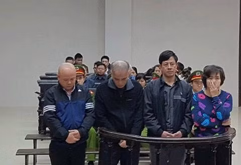 Sau 3 ngày xét xử, chiều 15/3, TAND Cấp cao tại Hà Nội đã tuyên án vụ án lừa đảo xảy ra tại Dự án Thanh Hà - Cienco 5 Land. Tại tòa, thẩm phán - Chủ toạ phiên toà Nguyễn Văn Sơn đã công bố quyết định khởi tố vụ án hình sự đối với Trịnh Xuân Thanh - nguyên Chủ tịch HĐQT Tổng công ty Cổ phần Xây lắp Dầu khí Việt Nam (PVC). Ảnh các bị cáo tại tòa.